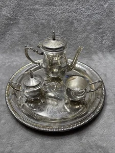 Mini bandeja para juego de café/té de cuatro piezas enchapada en plata con borde Gadoon - Imagen 1 de 24