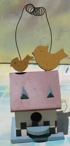 "Pequeña casa de pájaros decorativa de arte popular rural de madera con percha, 6"" de alto nueva de Lote Antiguo" - Imagen 1 de 6