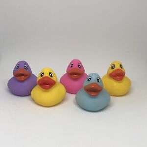 Menge 5 mehrfarbige Mini 1,5"" mehrfarbige Gummienten Baby Ente Spielzeug