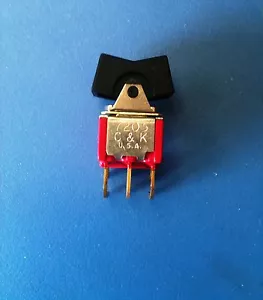 7205 C&K 7205J1AQE2 INTERRUPTOR BALANCÍN MOM OFF MOM DPDT PC PINS LNG RCKR 5A 250VAC - Imagen 1 de 5