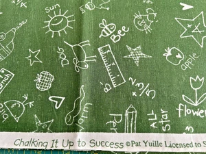 SSI "Chalking It Up To Success" Schulmotiv Tafel grün Baumwollstoff BTY - Bild 1 von 4