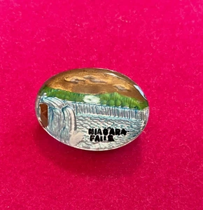 Prendedor/broche de recuerdo vintage pintado al revés de vidrio escena de las Cataratas del Niágara 1950’60’ - Imagen 1 de 4