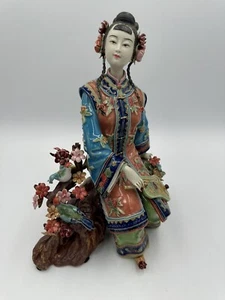 Vintage 10" chinesische Wucai Porzellan Shi Wan sitzende Dame Blumen orientalische Figur - Bild 1 von 14