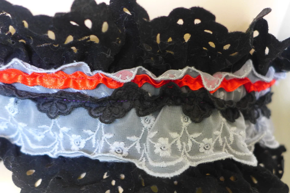 UN CINTURÓN DE ENCAJE Y ARTE DE FIBRA HECHO A MANO ÚNICO DIRECTAMENTE DEL ARTISTA Foto 1 de 4