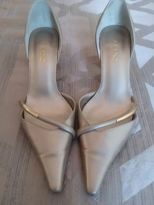 Tacones de gatito de cuero dorado Aldo Champagne Foto 1 de 4