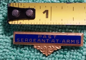 PIN SOLAPA VINTAGE PASADO SARGENTO EN ARMAS BULE Y ORO 1,5 PULGADAS - Imagen 1 de 2