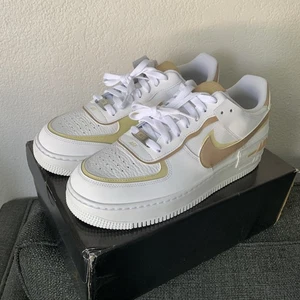 Nike Wmns AF1 Shadow White Team Gold Hemp Damengröße 12 - Bild 1 von 7