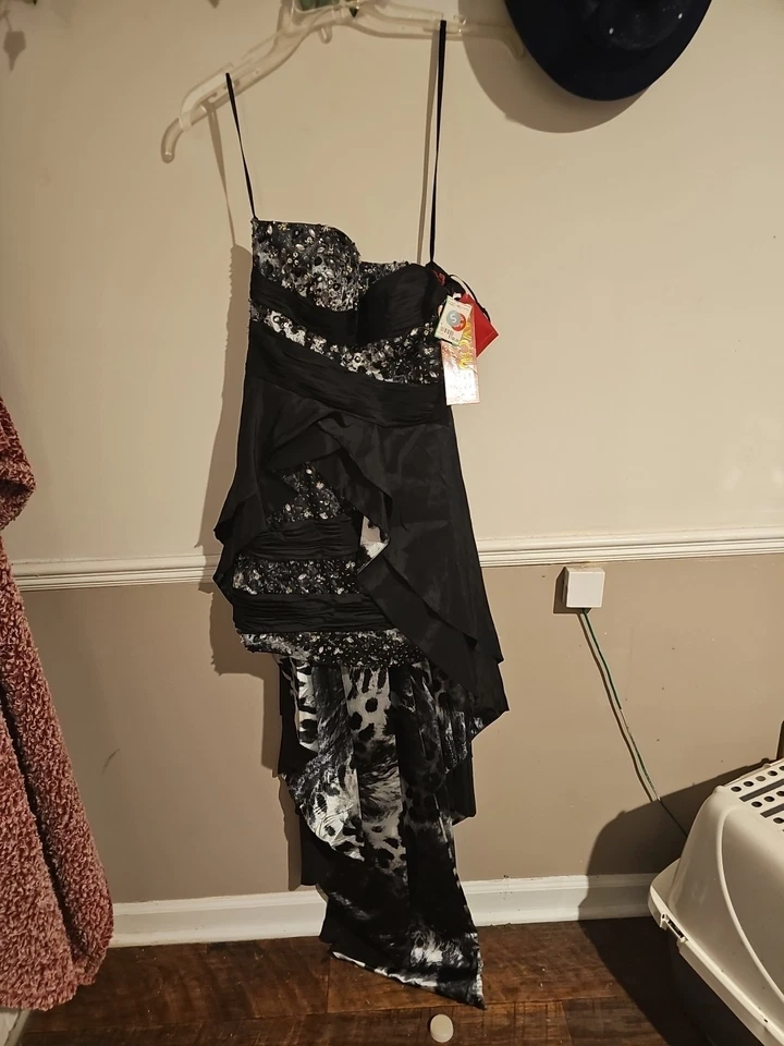 Vestido de graduación May Queen Hi-Lo estampado animal, lentejuelas, formal negro/plateado Foto 1 de 1