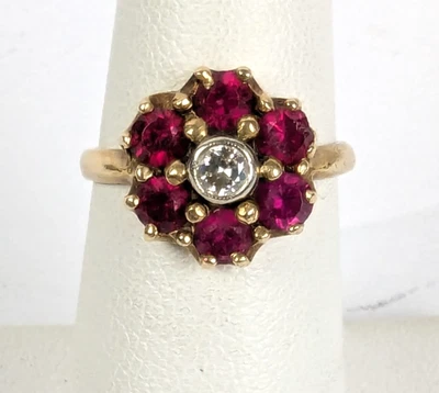 Anillo con racimo floral de diamantes y rubíes de oro amarillo de 10 quilates tamaño 6,25 Estate 3,3 gramos Foto 1 de 4