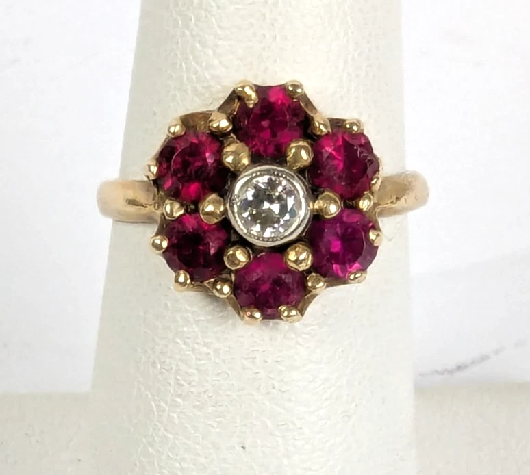 Anillo con racimo floral de diamantes y rubíes de oro amarillo de 10 quilates tamaño 6,25 Estate 3,3 gramos Foto 1 de 1