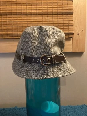 Sombrero Cubo Vintage Filippo Catarzi Hecho en Italia Lana/Viscosa Blanco/Verde Oscuro Foto 1 de 4