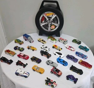 Hot Wheels Konvolut 30 Hotwheels Spielzeugautos mit neuem Koffer 1970-2021 alle in gutem Zustand - Bild 1 von 12