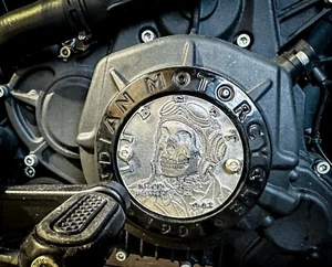 Calavera de piloto muerto tallada Hobo Buffalo níquel Indian Scout motocicleta cubierta de estator - Imagen 1 de 6