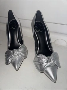 Ted Baker London Damen Gr. 38 1/2/7,5 Silber Schleife Spitz Leder Heile - Bild 1 von 9