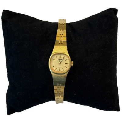 ВИНТАЖНЫЙ PULSAR КВАРЦЕВЫЕ ЧАСЫ V230-5340 ЖЕНЩИН МАЛЕНЬКИЙ ЗОЛОТОЙ ТОН АНАЛОГОВЫЙ НОВЫЙ АККУМУЛЯТОР - Изображение 1 из 4