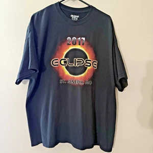 Gildan Eclipse 2017 St. Joseph MO Black Graphic Print T-shirt Size 2XL - Picture 1 of 13