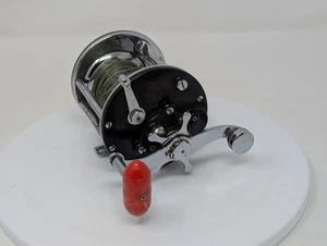 Carrete de fundición de pesca de agua salada Penn 350 Leveline - gira bien - Imagen 1 de 8