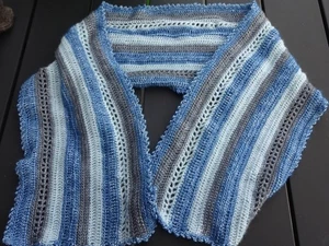 Edler handgestrickter Schal in Blautönen - Bild 1 von 3