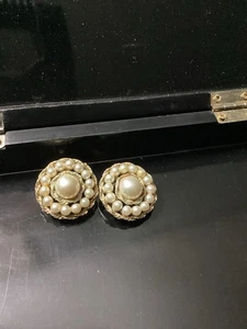 Pendientes de clip vintage de perlas de imitación tono dorado - Imagen 1 de 2