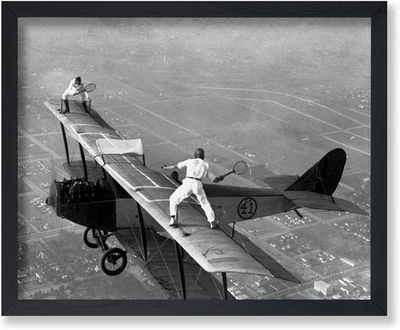 Póster de tenis vintage, tenis retro en alas de avión, divertido arte de pared deportivo Foto 1 de 4