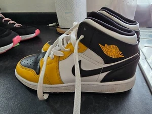 Air Jordan 1 Mid Trainers BLACK/WHITE/YELLOW UK 3.5 - Picture 1 of 5