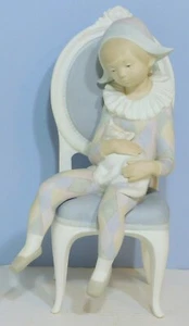 Statuina opaca Lladro 10" 1229 piccolo giovane arlecchino ragazzo giullare sedia gattino - Foto 1 di 8