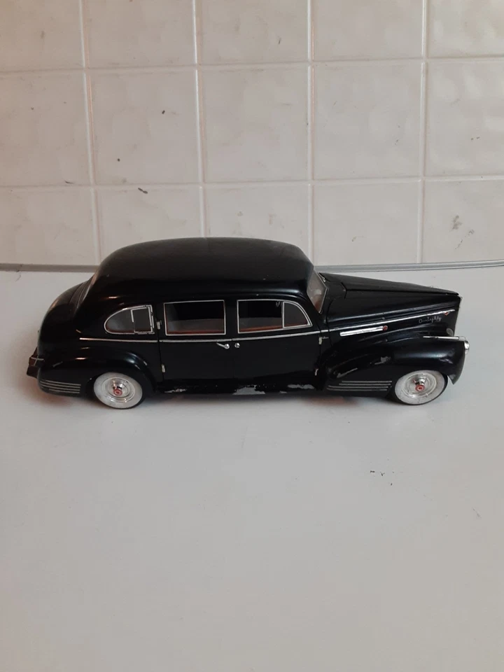 1941 Packard Lebaron Limousine 1:18 Scale Diecast Model Car By Signature - Image 1 of 4