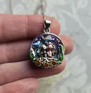 Endearing friendship pendant,  circle glass framing.  Sisters, friends, daughers - Picture 1 of 5