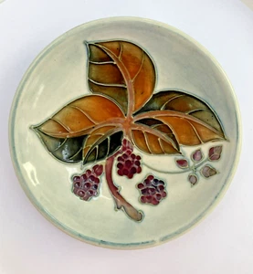 Moorcroft Bramble Pin Dish; 11.9cm diam; 1991; des Sally Tuffin - Picture 1 of 4