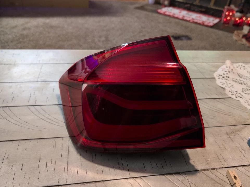 LUZ TRASERA IZQUIERDA LADO CONDUCTOR OEM 2016 BMW 328I Foto 1 de 3