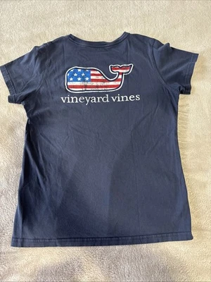 Camiseta Mujer Vineyard Vines Azul Marino Bolsillo Mediana Bandera EE. UU. Envejecida Foto 1 de 4