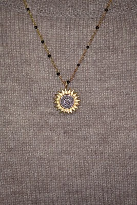 Collar de cadena de espinela negra con colgante de girasol y diamantes pavé Foto 1 de 3
