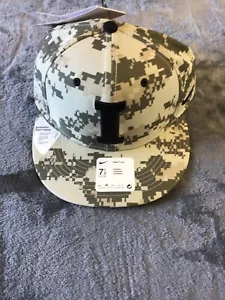 Cappello Iowa Hawkeyes Nike mimetico digitale 7 1/8 Dri Fit edizione squadra - Foto 1 di 9
