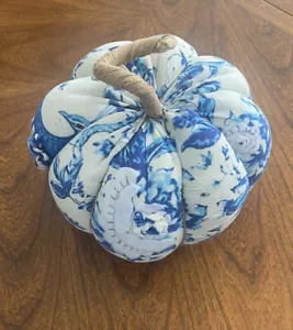 Calabaza de tela decorativa sintética - azul y blanco - tamaño: 6 pulgadas x 9 pulgadas - Imagen 1 de 3