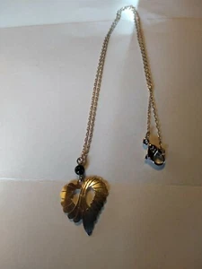 Collar de cadena de cable de metal de 16" en tono plateado con colgante de corazón enchapado en plata excelente condición - Imagen 1 de 5