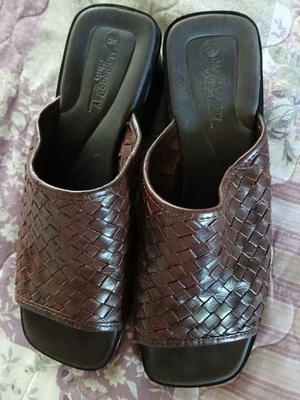 Montego Bay Club Sandalias Cuero Tejido Damas 8.5 Tacón Apilado Usadas en Excelente Condición Foto 1 de 4