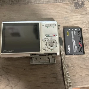Casio Exilim Kamera EX-Z60 6.0MP Digitalkamera Silber mit Akku ohne Ladegerät - Bild 1 von 4