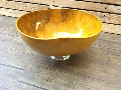 Cuenco de calabaza con base plateada con patas. Pintura amarilla con acabado de alto brillo, apta para alimentos Foto 1 de 4