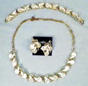 Collana Bracciale Orecchini Foglie Bianche Termoplastiche Tono Oro Metallo Retro - Foto 1 di 5