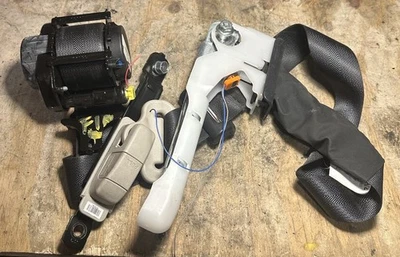 Cinturón de seguridad delantero derecho Nissan Sentra 2013-2019 615134100D/631693563C OEM Foto 1 de 4