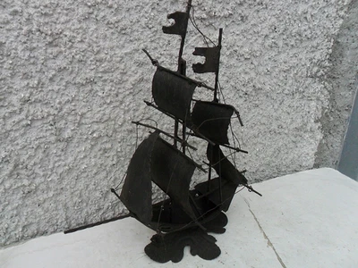 VECCHIO MODELLO DI NAVE BARCA VELIERO IN FERRO BATTUTO REALIZZATO A MANO VINTAGE - Immagine 1 di 4