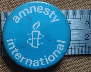 Vintage Pin Badge Amnesty International - Picture 1 of 1