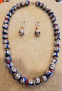 COLLAR DE CUENTAS AFRICANAS DE ARCILLA PINTADO A MANO VINTAGE DE 20" CON JUEGO DE PENDIENTES PERFORADOS - Imagen 1 de 6