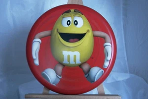 * M&M'S FREEZBEE CACAHOUETTE JAUNE SUR FOND ROUGE Ø 25 CM - N° 3 - Picture 1 of 1