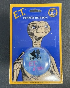 Vintage E.T. Photo Button 1982 Movie Universal Studios Pinback Button Backpack - Picture 1 of 5