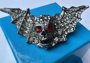 Butler & Wilson men's skull brooch, used, great condition, original box - Picture 1 of 7