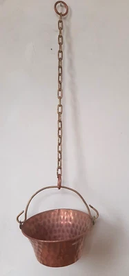 Ancien petit chaudron en cuivre martelé et sa chaine en laiton  Ø 10 cm - Photo 1/4