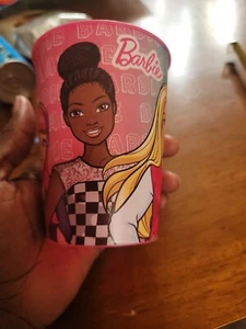 Taza de estadio Barbie Fiesta Favor 16 oz suministros para fiesta de cumpleaños 1 quid - Imagen 1 de 3
