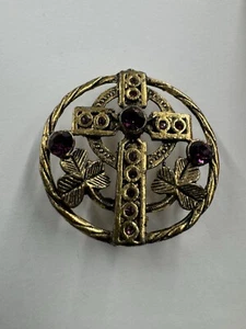 Religiöses Kreuz mit floralem Design umgebender runder Anstecknadel - Bild 1 von 3