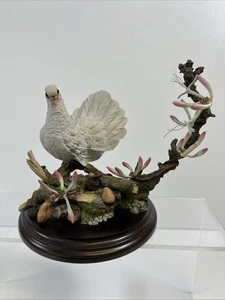 Figura y zócalo de pájaro Country Artists Fantail Dove con madreselva CA 359 1998 - Imagen 1 de 10